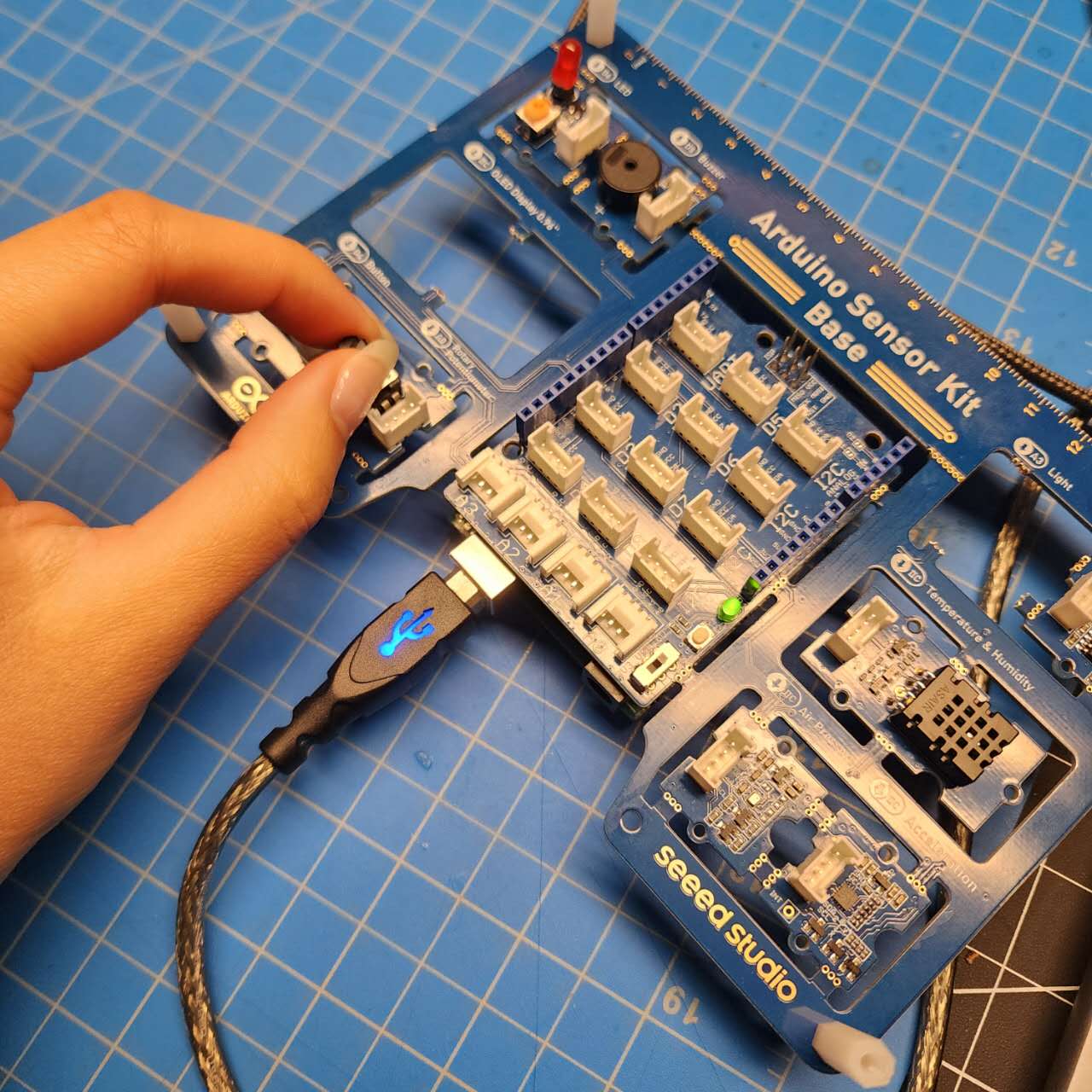 Turning the potentiometer to make real-time adjustments in ProtoPie. We'll be using this technique again in Project 3 to adjust parameters and show it visually though TouchDesigner.